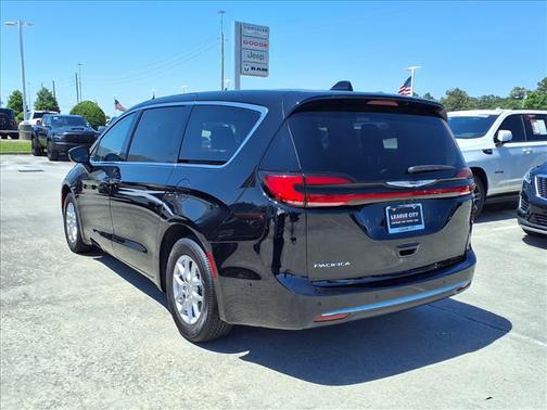 Diamond Black Crystal Pearlcoat 2024 Chrysler Pacifica Touring L