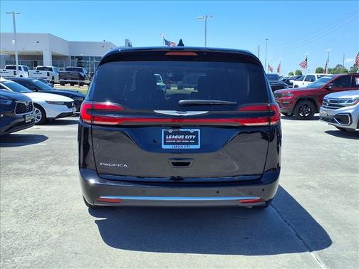 Diamond Black Crystal Pearlcoat 2024 Chrysler Pacifica Touring L