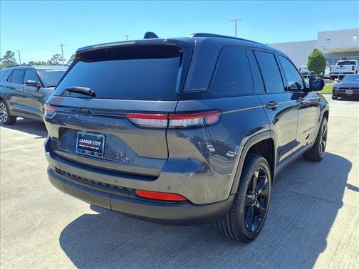Baltic Gray Metallic Clearcoat 2023 Jeep Grand Cherokee Altitude