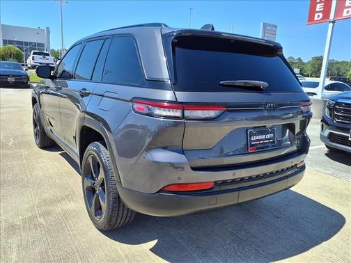 Baltic Gray Metallic Clearcoat 2023 Jeep Grand Cherokee Altitude