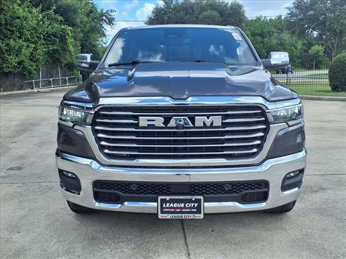 Diamond Black Crystal Pearl Coat 2026 RAM 1500 Laramie