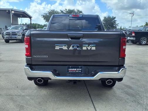 Diamond Black Crystal Pearl Coat 2026 RAM 1500 Laramie