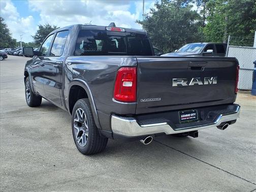 Diamond Black Crystal Pearl Coat 2026 RAM 1500 Laramie