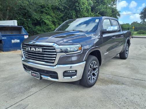 Diamond Black Crystal Pearl Coat 2026 RAM 1500 Laramie