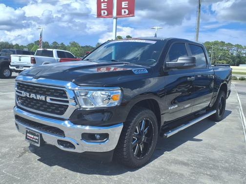 Diamond Black Crystal Pearlcoat 2024 RAM 1500 Big Horn/Lone Star