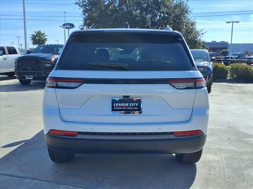 Bright White Clearcoat 2026 Jeep Grand Cherokee Altitude