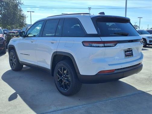 Bright White Clearcoat 2026 Jeep Grand Cherokee Altitude
