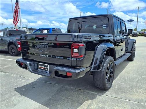 Black Clearcoat 2023 Jeep Gladiator High Altitude