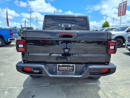 Black Clearcoat 2023 Jeep Gladiator High Altitude