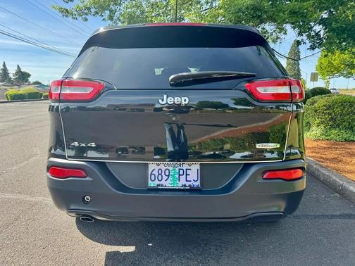 Brilliant Black Crystal Pearlcoat 2016 Jeep Cherokee Latitude