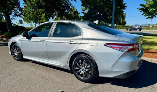Celestial Silver Metallic 2019 Toyota Camry Hybrid LE