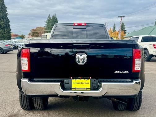 2022 RAM 3500 Tradesman Crew Cab 4x4 8' Box