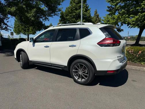 Pearl White 2017 Nissan Rogue SL