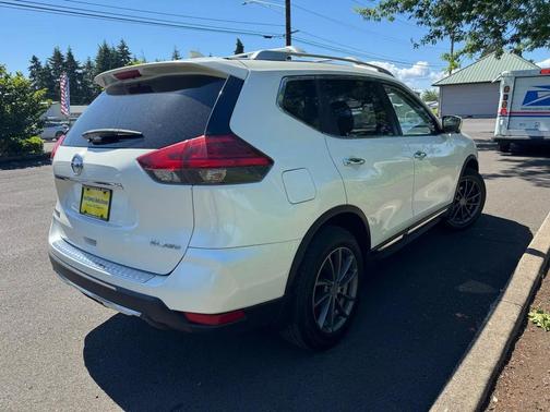 Pearl White 2017 Nissan Rogue SL