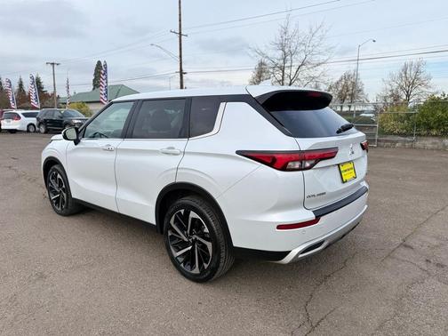 2023 Mitsubishi Outlander SE