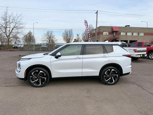 2023 Mitsubishi Outlander SE