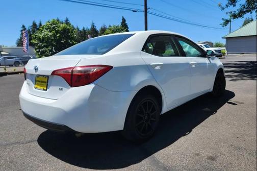 Blizzard Pearl 2017 Toyota Corolla SE