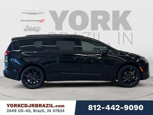Diamond Black Crystal Pearlcoat 2027 Chrysler Pacifica Limited