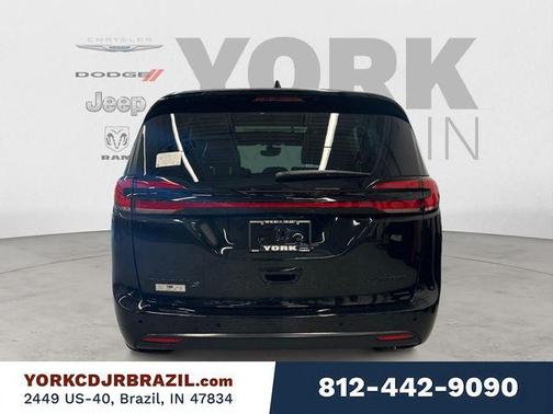 Diamond Black Crystal Pearlcoat 2027 Chrysler Pacifica Limited
