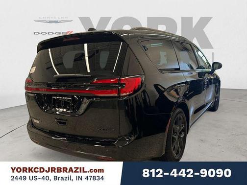 Diamond Black Crystal Pearlcoat 2027 Chrysler Pacifica Limited