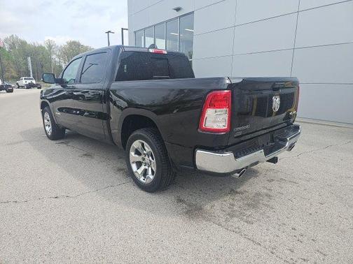 Diamond Black Crystal Pearlcoat 2022 RAM 1500 Big Horn/Lone Star