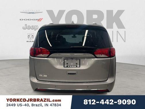 Billet Silver Metallic Clearcoat 2017 Chrysler Pacifica Touring-L