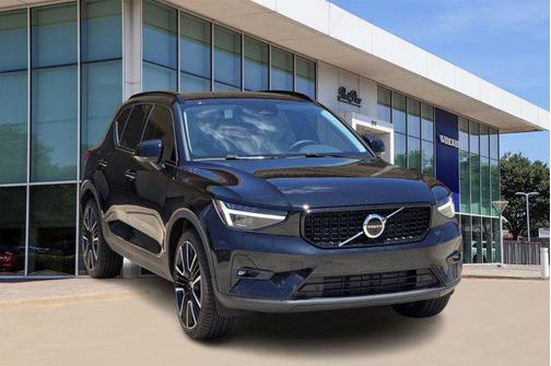 2025 Volvo XC40 B5 Ultra Dark Theme