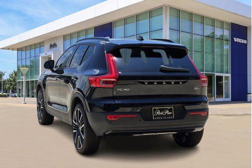 2025 Volvo XC40 B5 Ultra Dark Theme