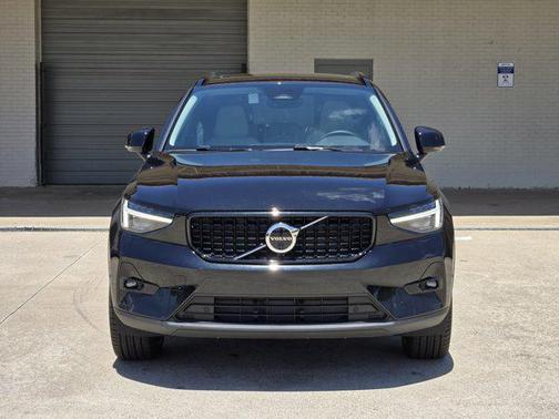 2025 Volvo XC40 B5 Ultra Dark Theme