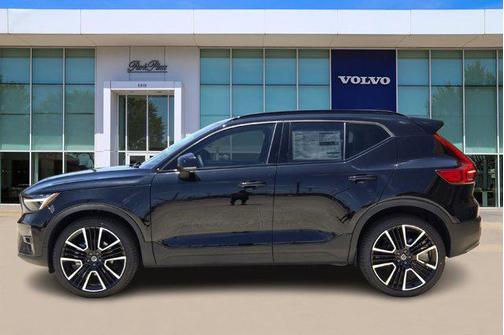 2025 Volvo XC40 B5 Ultra Dark Theme