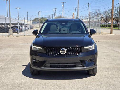 2026 Volvo XC40 Plus, B5 AWD Gas (mild hybrid), Dark