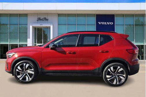 2024 Volvo XC40 B5 Ultimate Dark Theme