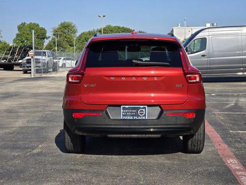 2024 Volvo XC40 B5 Ultimate Dark Theme