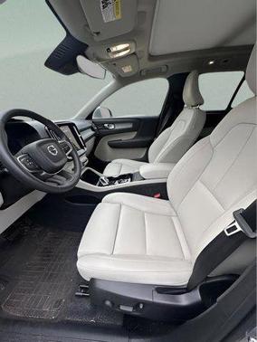 2025 Volvo XC40 B5 Ultra Bright Theme