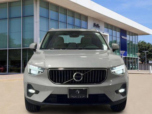 2025 Volvo XC40 B5 Ultra Bright Theme