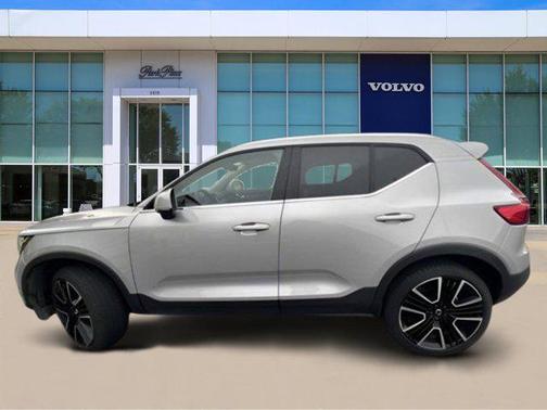 2025 Volvo XC40 B5 Ultra Bright Theme