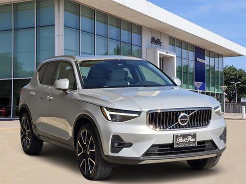 2025 Volvo XC40 B5 Ultra Bright Theme