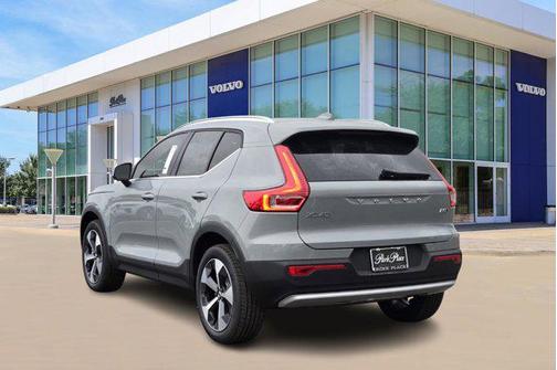2025 Volvo XC40 B5 Core Bright Theme