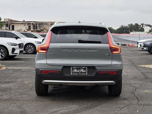 2025 Volvo XC40 B5 Core Bright Theme
