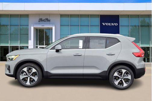 2025 Volvo XC40 B5 Core Bright Theme