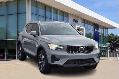 2025 Volvo XC40 B5 Core Bright Theme