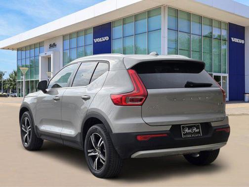 2025 Volvo XC40 B5 Core Bright Theme