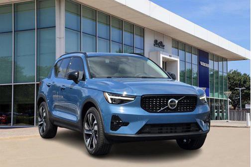 2025 Volvo XC40 B5 Ultra Dark Theme