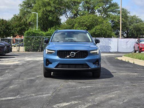 2025 Volvo XC40 B5 Ultra Dark Theme