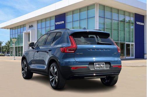 2025 Volvo XC40 B5 Ultra Dark Theme
