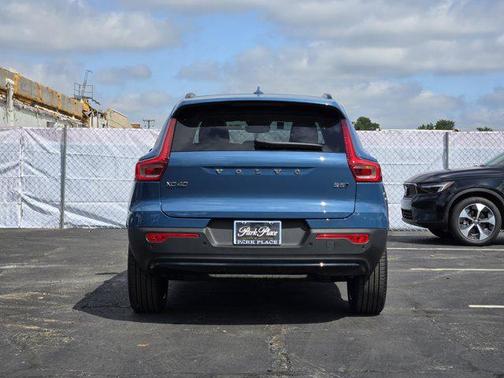 2025 Volvo XC40 B5 Ultra Dark Theme