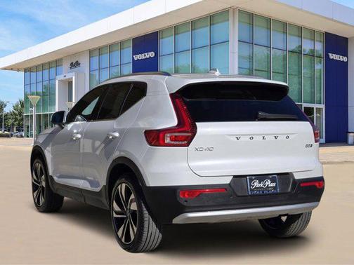 2025 Volvo XC40 B5 Ultra Bright Theme