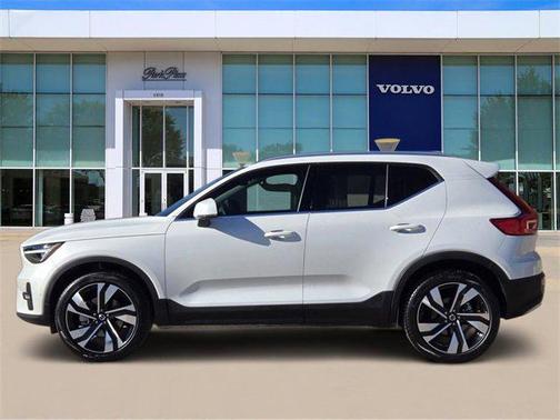 2025 Volvo XC40 B5 Ultra Bright Theme