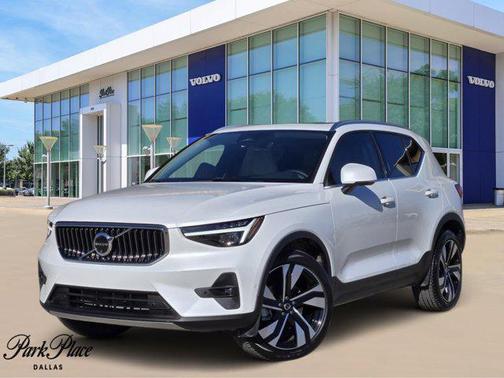 2025 Volvo XC40 B5 Ultra Bright Theme