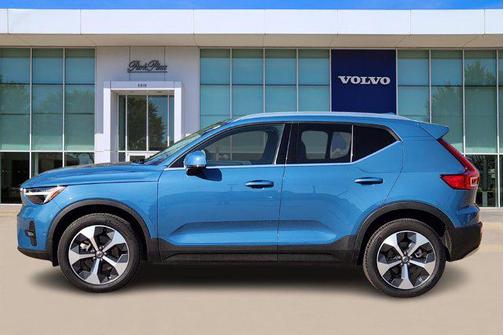 2024 Volvo XC40 B5 Plus Bright Theme
